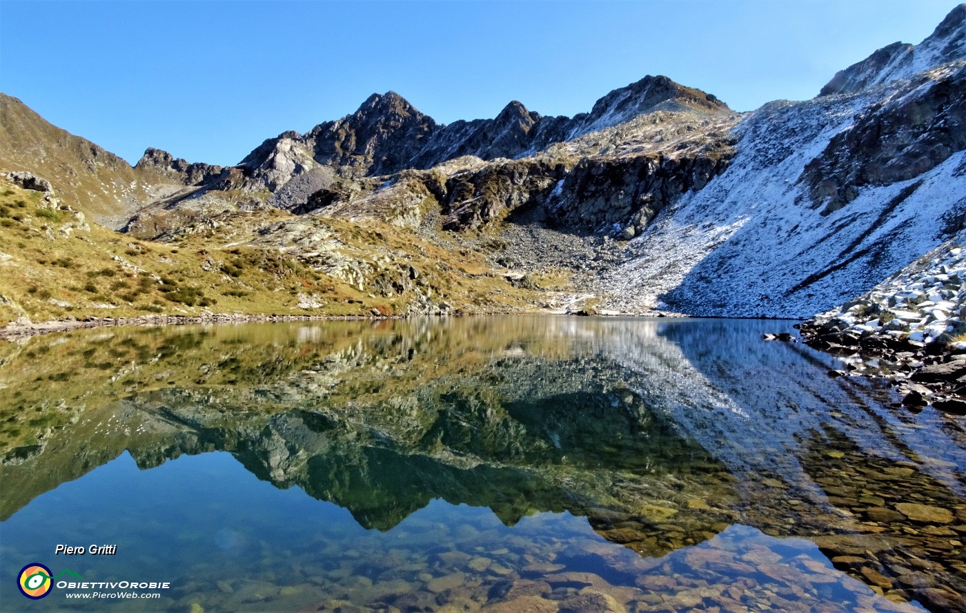 38 Nel Lago di Sopra (2095 m)  si specchia Cima Cadelle (2493 m).JPG -                                